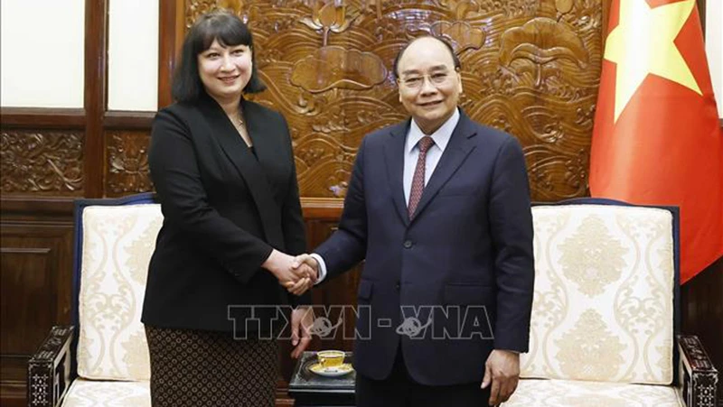 Chủ tịch nước Nguyễn Xuân Phúc tiếp Đại sứ Romania Cristina Romila. (Ảnh: TTXVN)