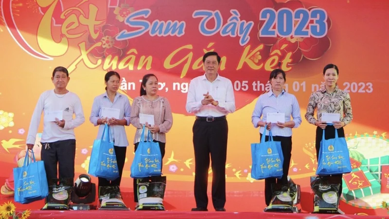 Lãnh đạo Thành ủy Cần Thơ trao quà tặng công nhân tại chương trình “Tết sum vầy 2023”. (Ảnh: Thanh Xuân)