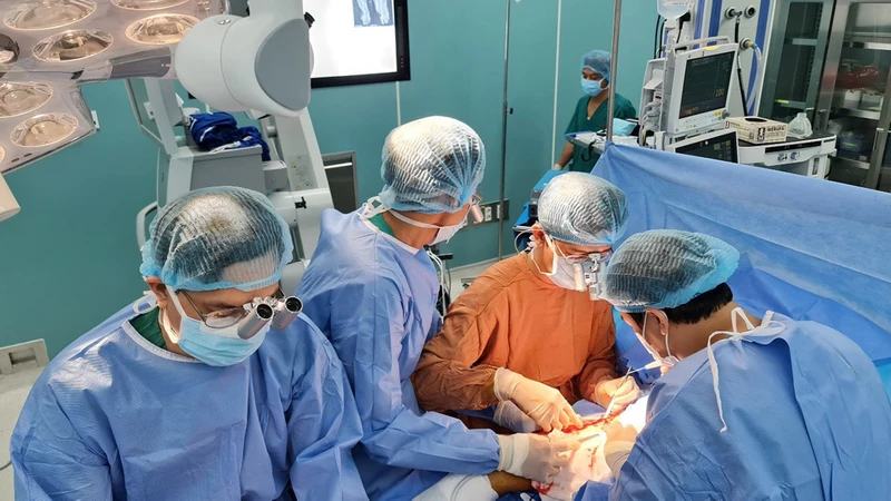 Phẫu thuật chuyển ngón chân thành ngón tay cho bệnh nhân diễn ra trong 6 giờ đồng hồ.