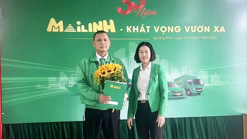 Lái xe Nguyễn Hữu Quyết được vinh danh “người tốt, việc tốt” của Tập đoàn Mai Linh.