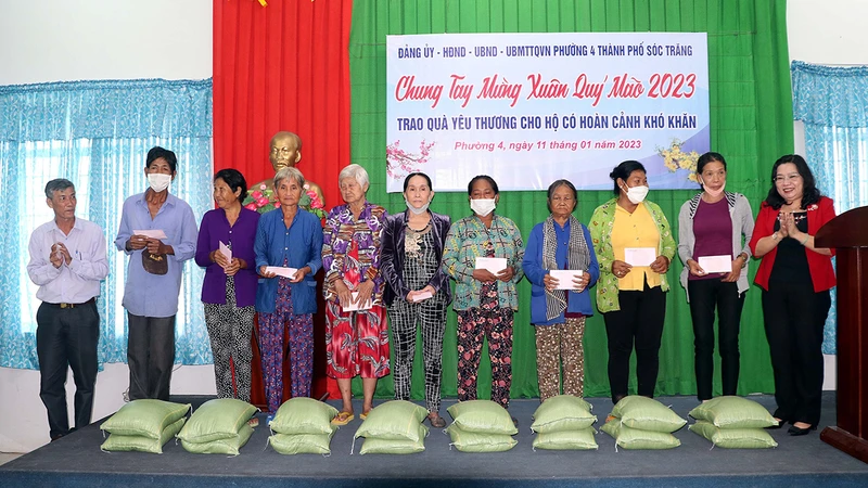 Sóc Trăng tổ chức trao gần 4.000 tấn gạo của Chính phủ cho người nghèo ăn Tết.