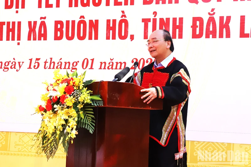 Chủ tịch nước Nguyễn Xuân Phúc chúc Tết đồng bào các dân tộc buôn Tring, phường An Lạc, thị xã Buôn Hồ, tỉnh Đắk Lắk.