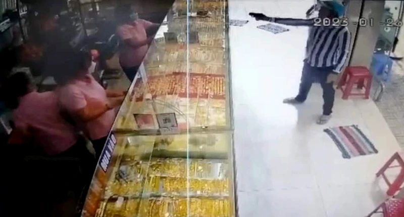 Hành vi của nghi phạm cướp tiệm vàng bị camera ghi lại.