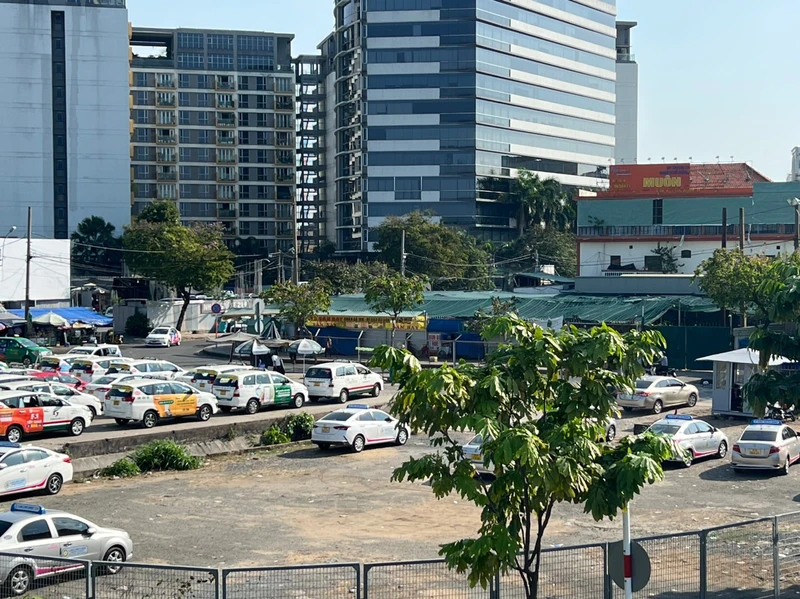 Bãi đệm taxi nằm ở khu đất tiếp giáp đường vào Nhà ga quốc tế Tân Sơn Nhất sẽ được duy trì hoạt động vào các dịp lễ để hỗ trợ việc điều tiết phương tiện taxi đi lại.