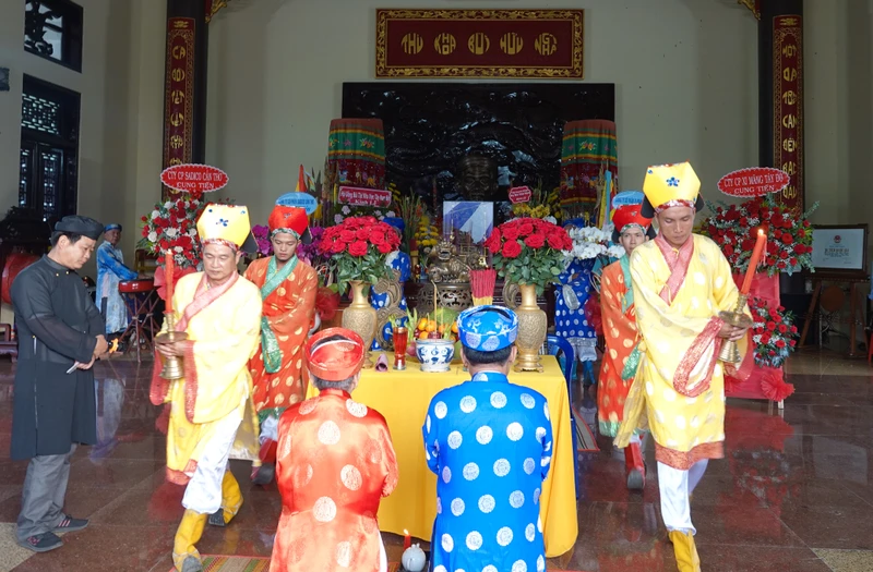 Thực hiện nghi thức dâng hương tại lễ giỗ Thủ khoa Bùi Hữu Nghĩa.