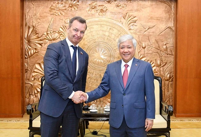 Đồng chí Đỗ Văn Chiến tiếp Phó Chủ tịch thứ nhất Hội đồng Liên bang Nga Andrey Yatskin.