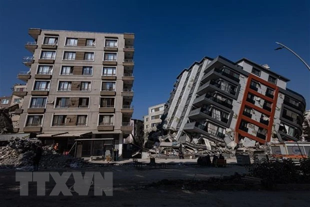 Những tòa nhà bị hư hại sau động đất ở Antakya, tỉnh Hatay, Thổ Nhĩ Kỳ. (Ảnh: AFP/TTXVN)