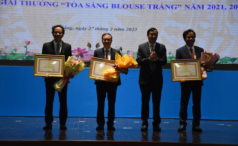 Chủ tịch Ủy ban nhân dân thành phố Đà Nẵng Lê Trung Chinh trao Bằng khen của Thủ tướng Chính phủ cho ba cá nhân xuất sắc.