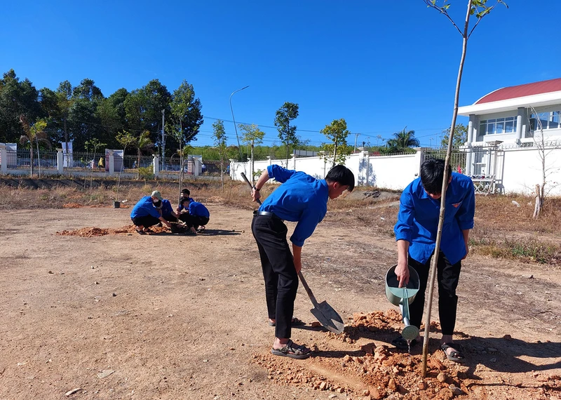Đoàn viên, thanh niên huyện Sa Thầy ra quân trồng cây xanh.