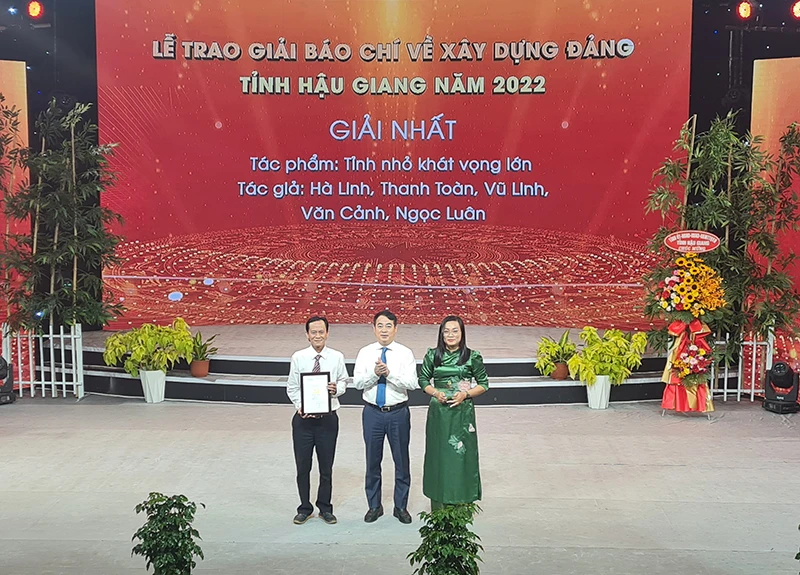 Bí thư Tỉnh ủy Hậu Giang trao giải nhất cho nhóm tác giả.