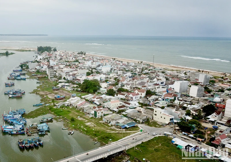 Người dân nhiều vùng quê, làng biển chọn lựa cơ sở y tế các tỉnh, thành phố khác để khám chữa bệnh. 