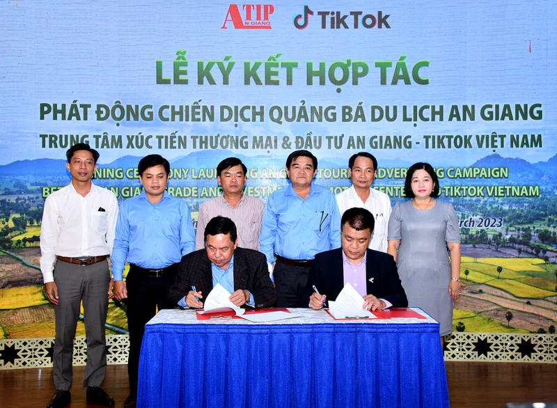 Quang cảnh lễ ký kết.