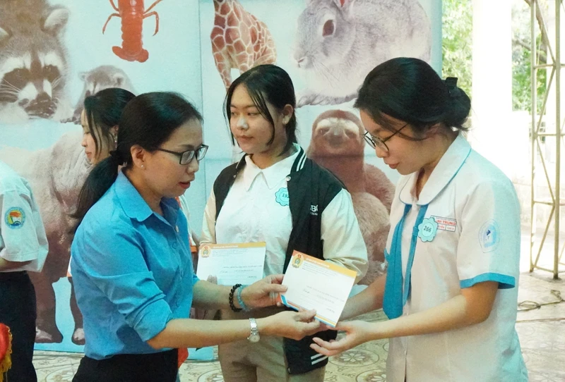 Liên đoàn Lao động Thành phố Hồ Chí Minh và Ban Tổ chức trao học bổng cho các em học sinh.