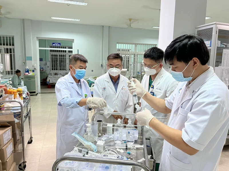 TS.BS Lê Quốc Hùng - trưởng khoa bệnh nhiệt đới và bác sĩ CKII Trần Thanh Linh, Trưởng khoa hồi sức cấp cứu có mặt tại Quảng Nam cấp cứu cho các bệnh nhân bị ngộ độc Botulinum. (Ảnh bệnh viện cung cấp)