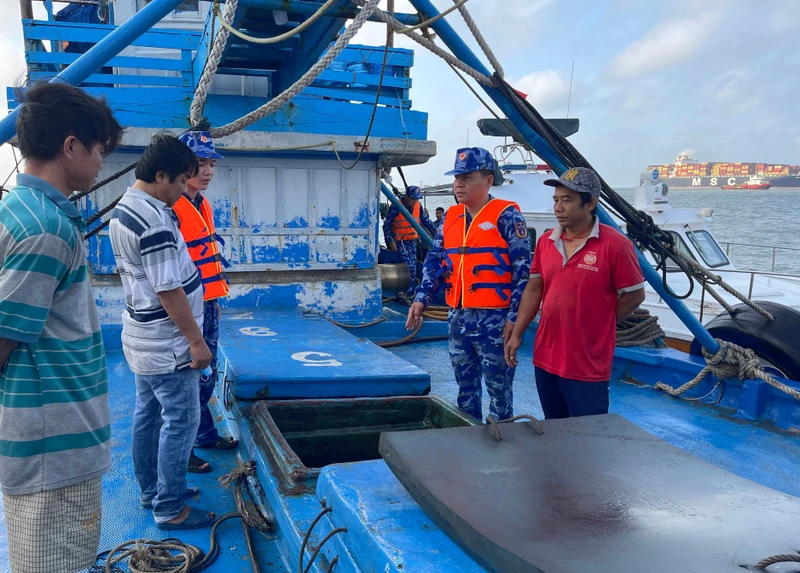 Kiểm tra tàu số hiệu TG94456TS chở dầu DO không rõ nguồn gốc.