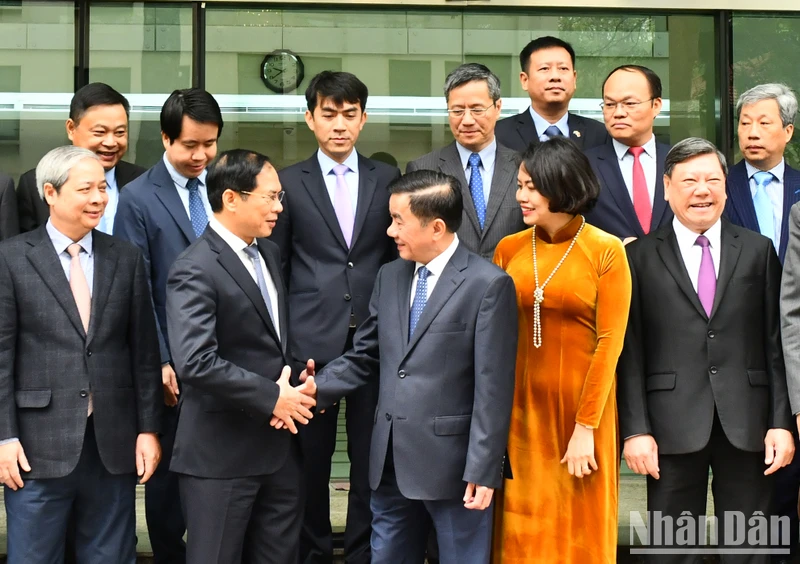 Đồng chí Trần Cẩm Tú với các Trưởng Cơ quan đại diện Việt Nam ở nước ngoài tại buổi gặp mặt.