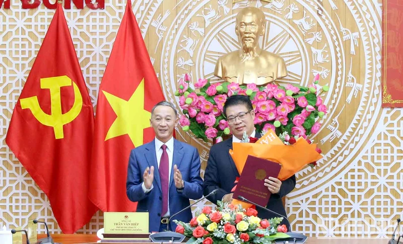 Đồng chí Trần Văn Hiệp trao Quyết định của Thủ tướng và tặng hoa chúc mừng tân Phó Chủ tịch UBND tỉnh Lâm Đồng Nguyễn Ngọc Phúc.