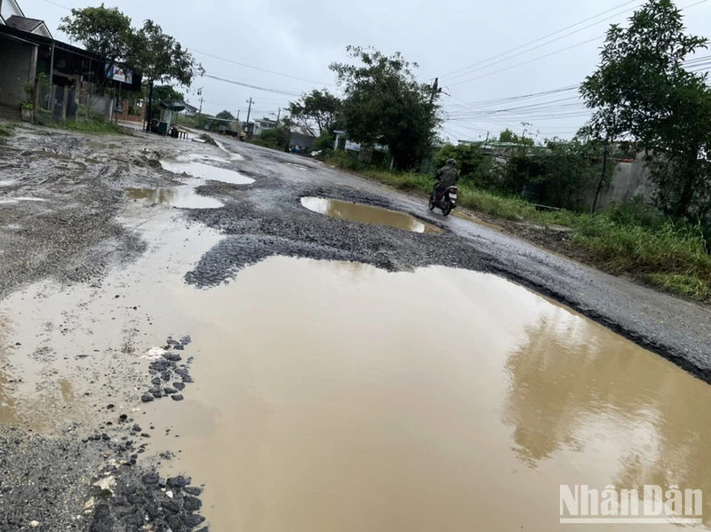 Nhiều nơi mặt đường bị hư hỏng biến thành những ao nước sâu.