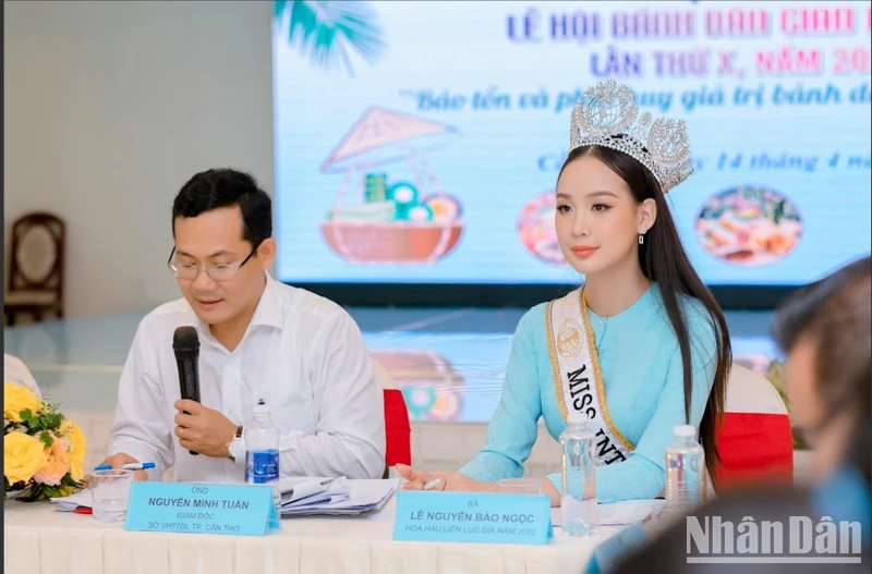 Đại diện Ban tổ chức giới thiệu lễ hội tại buổi họp báo.