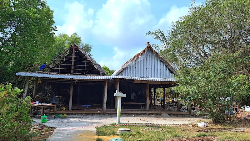 Lực lượng làm nhiệm vụ ở Cà Mau tiến hành cưỡng chế, thu hồi đất và tháo dỡ các công trình tạm trên phần đất đã giao cho Công ty TNHH Trường Khánh.