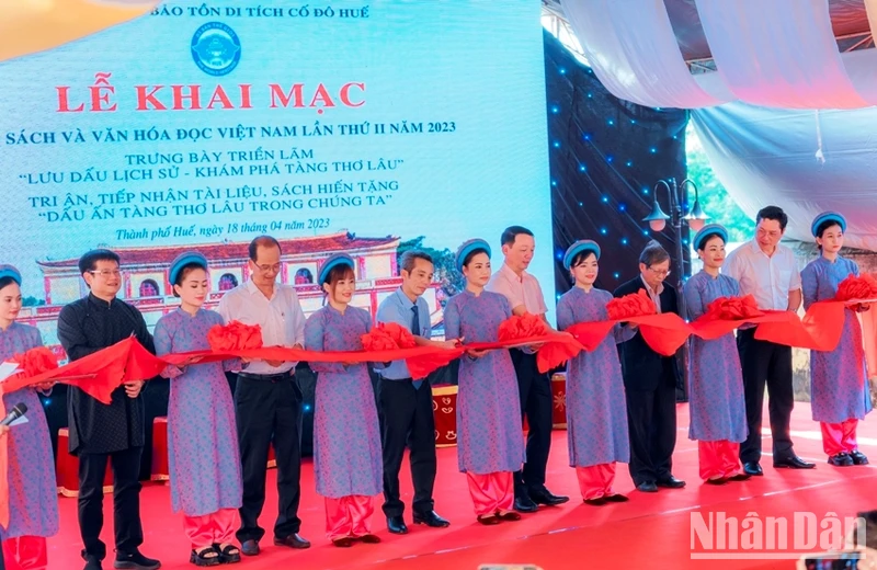 Các đại biểu cắt băng khai mạc.