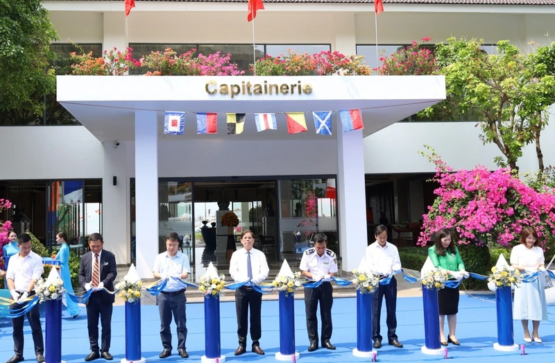 Cắt băng khánh thành bến du thuyền.