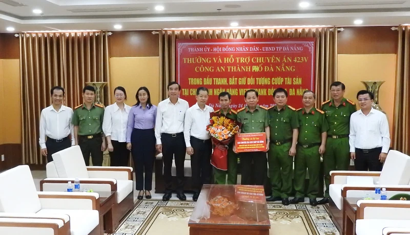 Lãnh đạo thành phố Đà Nẵng chúc mừng chiến công của Công an thành phố Đà Nẵng.