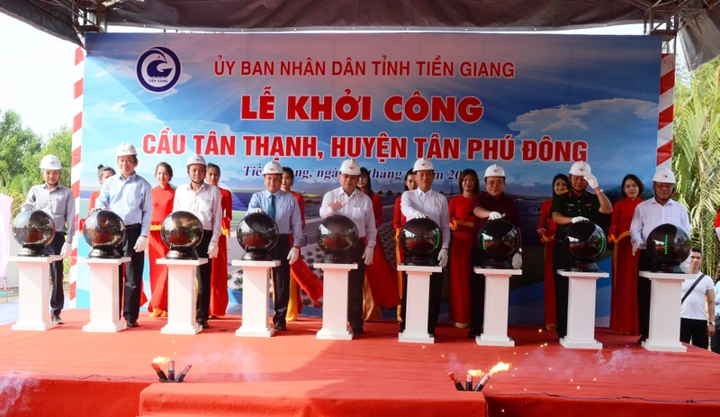Nghi lễ khởi công cầu Tân Thạnh, huyện Tân Phú Đông (Tiền Giang).