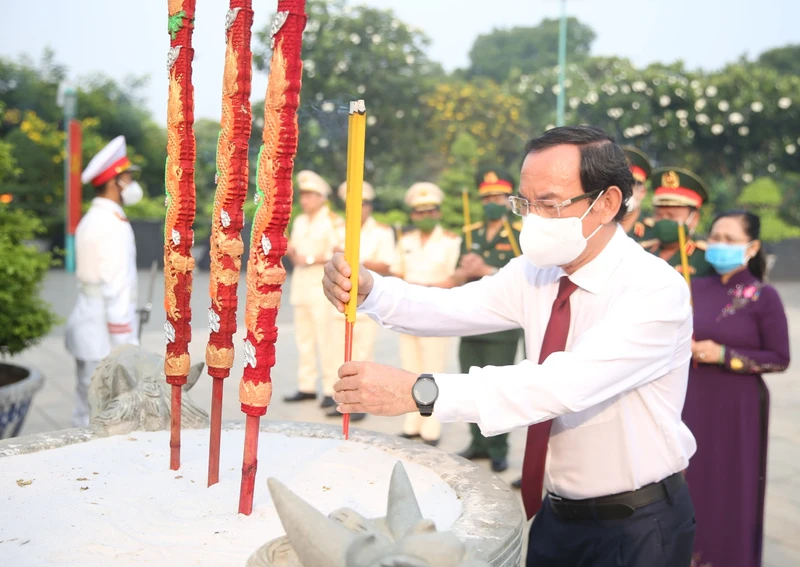 Đồng chí Nguyễn Văn Nên, Ủy viên Bộ Chính trị, Bí thư Thành ủy Thành phố Hồ Chí Minh dâng hương tại Nghĩa trang Liệt sĩ Thành phố.