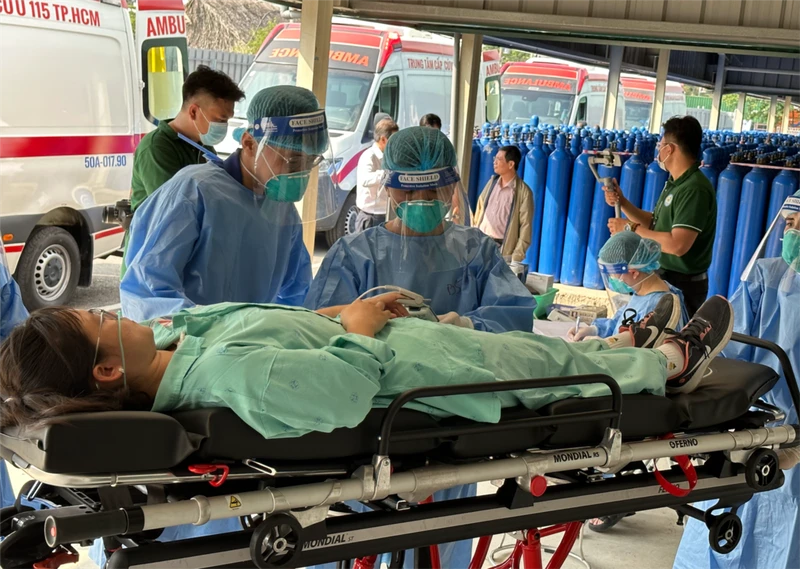Diễn tập tiếp nhận bệnh nhân mắc Covid-19 trong tình trạng nặng tại Bệnh viện dã chiến số 13 (lúc 14 giờ 30 phút, ngày 16/01/2023).