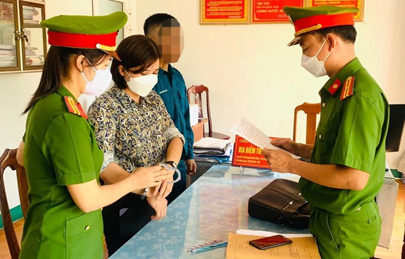 Công an tống đạt quyết định khởi tố bị can, bắt tạm giam Trần Thị Hồng. (Ảnh Công an cung cấp)
