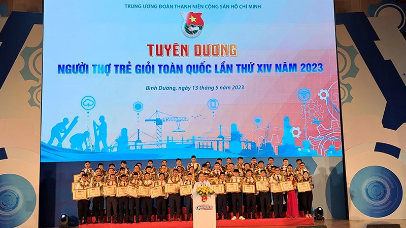 Đồng chí Trần Tuấn Anh, Ủy viên Bộ Chính trị, Trưởng Ban Kinh tế Trung ương, phát biểu ý kiến tại chương trình.