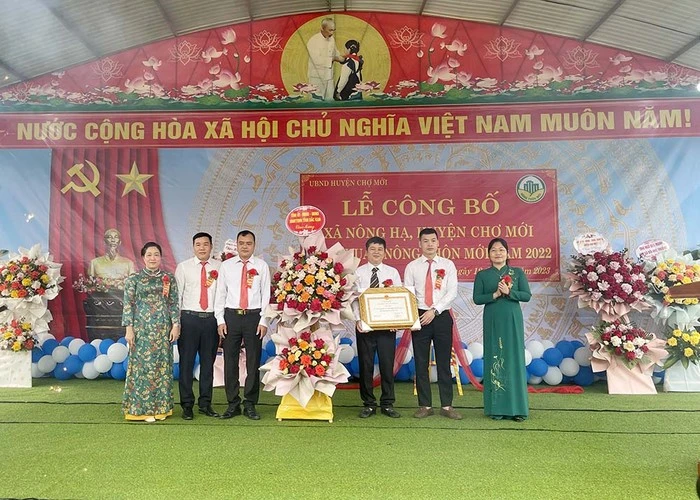 Công bố, trao bằng chứng nhận đạt chuẩn nông thôn mới cho xã Nông Hạ (Chợ Mới) vào tháng 4/2023. (Ảnh: Tùng Vân)