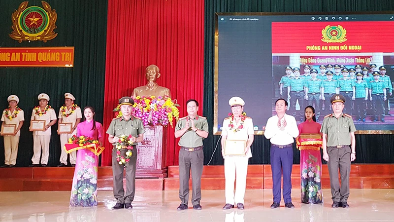 Lãnh đạo tỉnh Quảng Trị và lãnh đạo Công an tỉnh tuyên dương tập thể Phòng An ninh Đối ngoại.