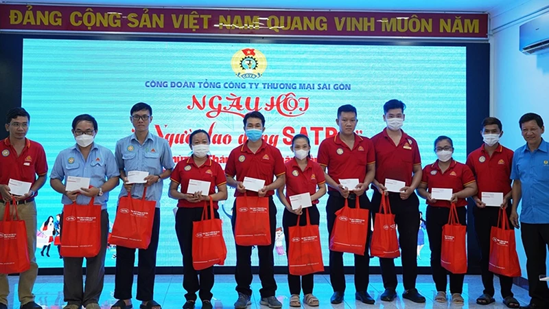 Đại diện Ban tổ chức chương trình tặng quà đến đoàn viên, người lao động.