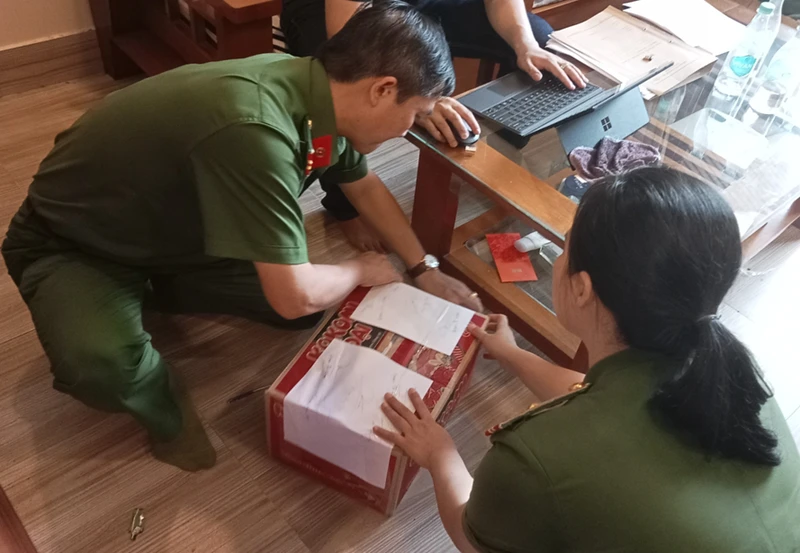 Niêm phong tài liệu khi khám xét chỗ ở của bị can Nguyễn Thị Nhung.