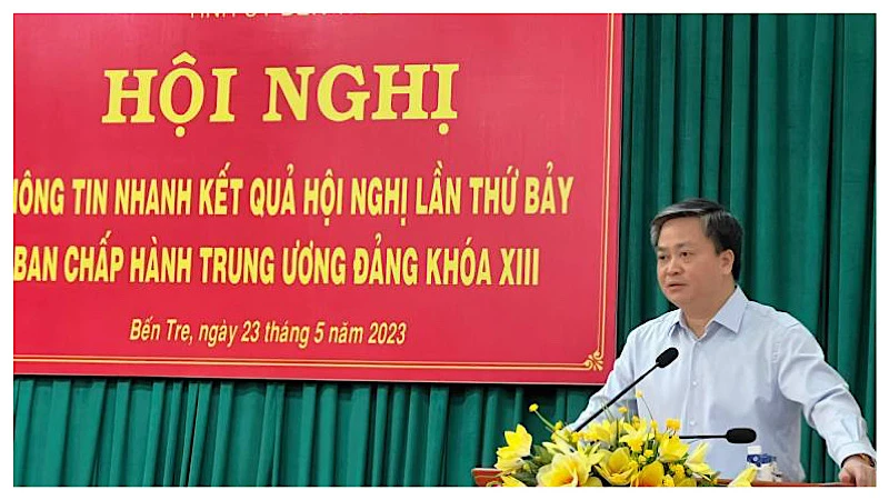 Đồng chí Lê Đức Thọ, Bí thư Tỉnh ủy Bến Tre, thông tin nhanh kết quả Hội nghị lần thứ 7 Ban Chấp hành Trung ương khóa XIII.