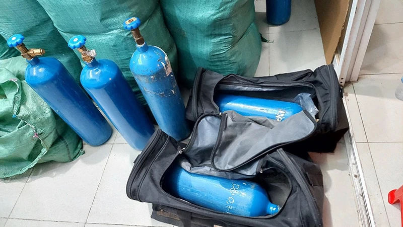 Những bình khí cười được phát hiện.