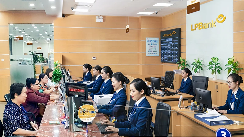 Cán bộ, nhân viên LPBank thấm nhuần giá trị cốt lõi của Ngân hàng luôn lấy khách hàng làm trọng tâm.