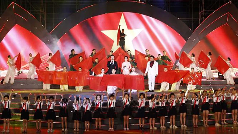 Chương trình nghệ thuật đặc biệt “Bản hùng ca bất diệt” kỷ niệm 76 năm Ngày Thương binh-Liệt sĩ tại Nghĩa trang Hàng Dương. (Ảnh: TTXVN)