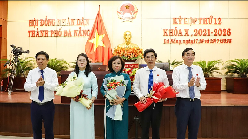 Lãnh đạo thành phố Đà Nẵng tặng hoa chúc mừng bà Ngô Thị Kim Yến (giữa), ông Trần Chí Cường và bà Trần Thị Kim Oanh.