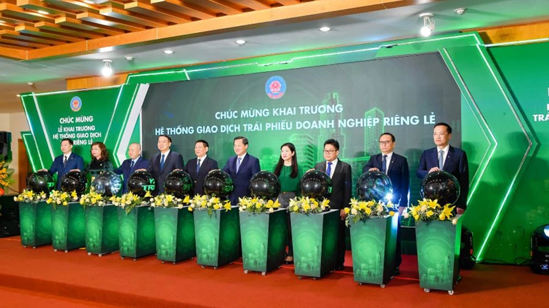 Phó Thủ tướng Chính phủ Lê Minh Khái và các đại biểu khai trương hệ thống giao dịch trái phiếu doanh nghiệp riêng lẻ.