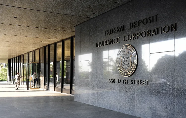  Cơ quan Bảo hiểm tiền gửi liên bang Mỹ (FDIC) đã tiếp quản ngân hàng Heartland Tri-State Bank. (Ảnh: Getty Images/TTXVN)