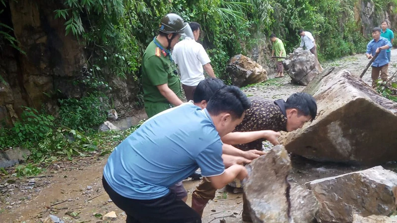 Lực lượng chức năng dọn dẹp đất, đá sạt lở trên tuyến đường nối từ xã Pà Cò đi xã Hang Kia, khu vực xóm Pà Cò Lớn, xã Pà Cò, Mai Châu. (Ảnh: Báo Hòa Bình) 