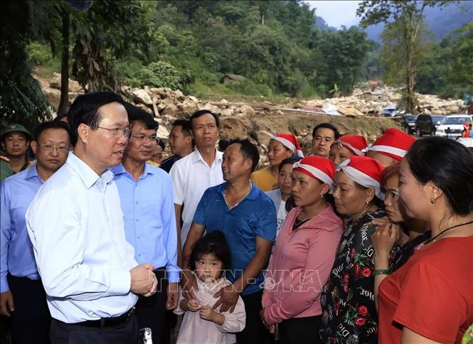 Chủ tịch nước Võ Văn Thưởng thăm hỏi, động viên nhân dân xã Liên Minh, thị xã Sa Pa, tỉnh Lào Cai. (Ảnh: TTXVN)