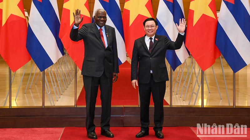 Chủ tịch Quốc hội Vương Đình Huệ và Chủ tịch Quốc hội Cuba Esteban Lazo Hernandez. (Ảnh: DUY LINH)