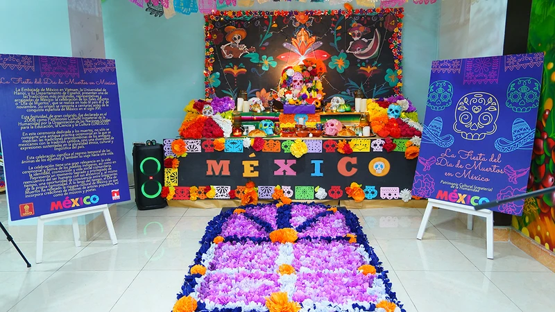 Bàn trưng bày trong lễ hội “Ngày dành cho người đã khuất” do sinh viên Khoa tiếng Tây Ban Nha, trường Đại học Hà Nội, thực hiện.