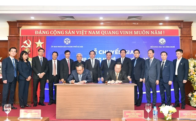 Bộ trưởng Khoa học và Công nghệ Huỳnh Thành Đạt và Chủ tịch Ủy ban nhân dân thành phố Hà Nội Trần Sỹ Thanh ký biên bản bàn giao. (Ảnh: VGP)