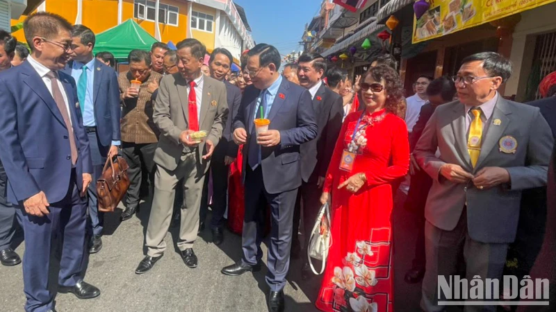 Chủ tịch Quốc hội Vương Đình Huệ thăm hỏi, trò chuyện thân mật cùng bà con gốc Việt ở địa phương.