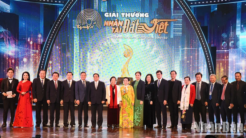 Thủ tướng Phạm Minh Chính với các đại biểu tại Lễ trao Giải thưởng Nhân tài Đất Việt năm 2023. 